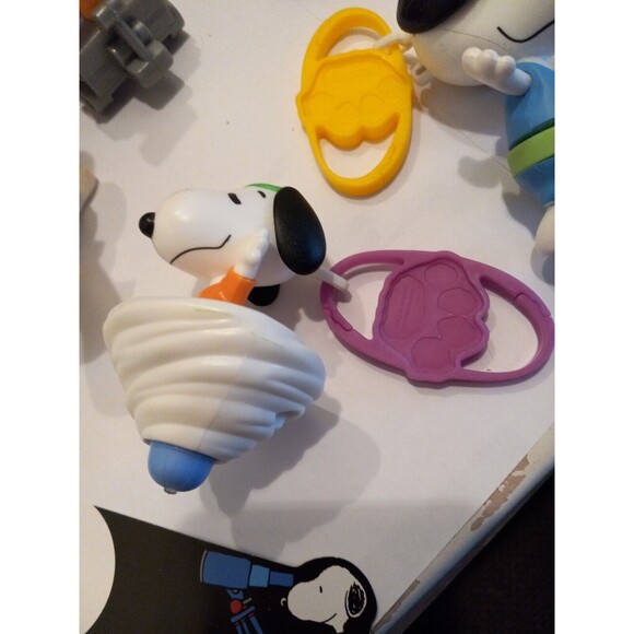 Snoopy McDonalds Happy Meal Toys Assortment of 5 Figures & 2 Books - Picture 5 of 16
